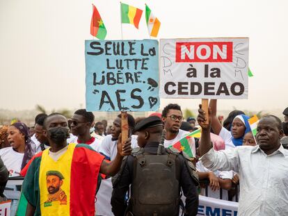 Demonstrators with the flags of Mali, Burkina Faso and Niger during a rally in support of the decision to withdraw from the ECOWAS on February 1 in Bamako, Mali.