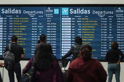 Una pantalla anunica la demora de todos los vuelos que parten del AICM, en Ciudad de México, el pasado 20 de mayo.