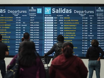 Una pantalla anunica la demora de todos los vuelos que parten del AICM, en Ciudad de México, el pasado 20 de mayo.