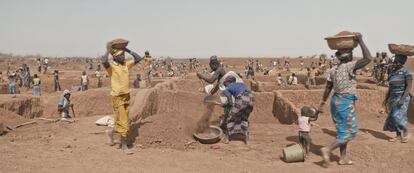 Las mujeres de Kamsé practican técnicas agrícolas ancestrales para regenerar la tierra erosionada.