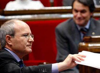 El presidente de la Generalitat, José Montilla, y Artur Mas, en el Parlamento catalán.