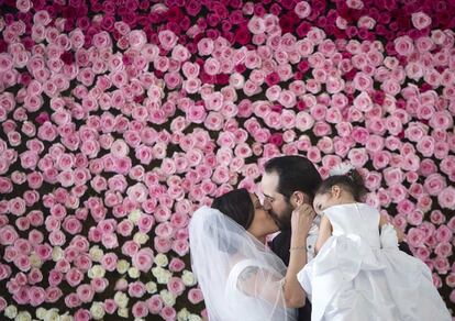 Brendan Goldblatt besa a su recién esposa María Vásquez, con su hija Victoria tras casarse en el Empire State Building en la ciudad de Manhattan de Nueva York. El Empire State Building acoge tradicionalmente las bodas en el Día de San Valentín.