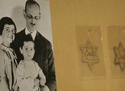 Fotografía de Otto Frank, con sus hijas Ana (centro) y Margot, en la exposición presentada en Nueva York.