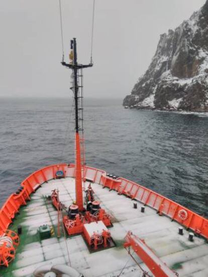 El BIO Hespérides, entrando en la caldera del volcán activo de Isla Decepción, en la Antártida, el pasado domingo.