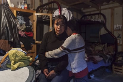 María Eugenia, en su casa, con su hijo Leo.