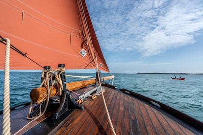 Otra opción es realizar una travesía en barco por la bahía de Saint-Malo con Sensations Littoral. Y adquirir a la vez unas primeras nociones de navegación en la pequeña embarcación ‘La casa del mar’, a cargo del capitán Yann Perraud, que lleva toda una vida navegando estas aguas. El barco sale del puerto de Sablons y pasa por todos los islotes y fuertes mientras Yann va relatando su historia y posibilidades de visita.