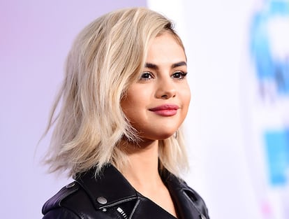 Selena Gómez acaba de estrenar nuevo lool con melena platina.