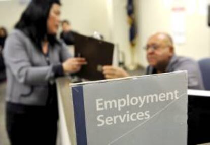 Una mujer es atendida en una mesa de una oficina de empleo en Nueva York. EFE/Archivo