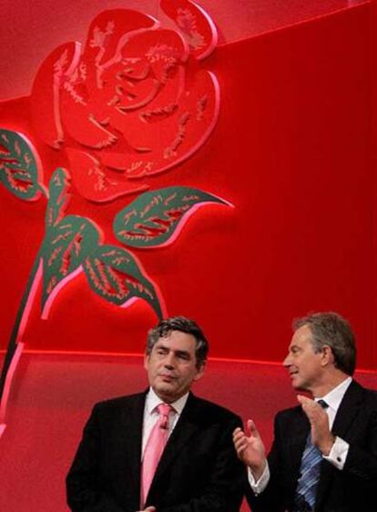 Gordon Brown (a la izquierda) y Tony Blair.