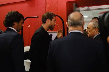 Raúl González, Sergio Ramos y Florentino Pérez llegan a la capilla.