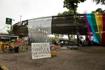 Após a reintegração de posse, os ativistas montaram um novo acampamento em frente ao terreno do Cais José Estelita, debaixo da alça de acesso ao viaduto Capitão Temudo.