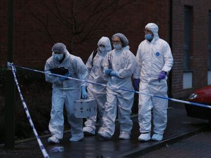 Un equipo de forenses sale de casa del ni&ntilde;o Mikaeel Kular en Edimburgo.
