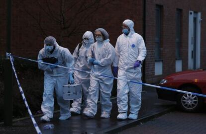 Un equipo de forenses sale de casa del ni&ntilde;o Mikaeel Kular en Edimburgo.