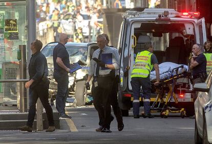 La Policía australiana y paramédicos en el lugar del atropello, el conductor del vehículo que ha atropellado a un grupo de viandantes cerca de la estación de tren Flinders Street, Melbourne, ha sido detenido.