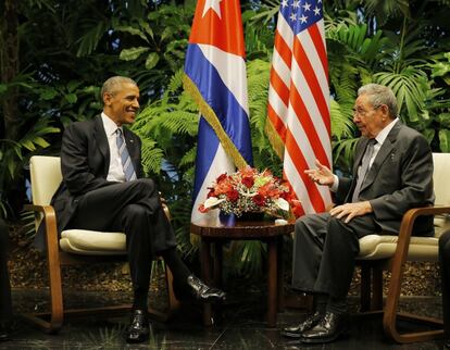 El presidente de EE UU, Barack Obama, y el presidente de Cuba, Raul Castro, en su primer encuentro, en el segundo día de visita de Obama en la isla caribeña.
