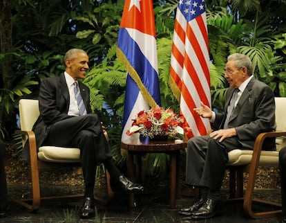 El presidente de EE UU, Barack Obama, y el presidente de Cuba, Raul Castro, en su primer encuentro, en el segundo día de visita de Obama en la isla caribeña.