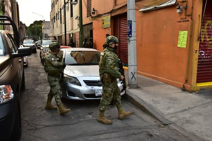 Elementos de seguridad durante un operativo en la colonia Guerrero, en mayo de 2020. 