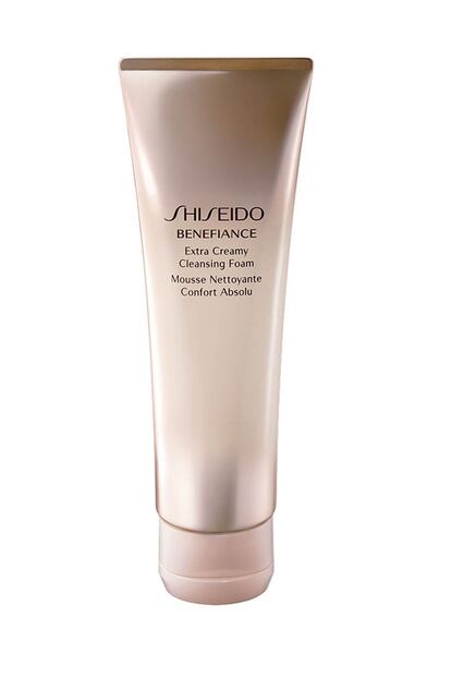 Shiseido te ofrece esta espuma limpiadora que elimina suavemente las impurezas y el exceso de células muertas. Tiene un ingrediente revolucionario basado en el extracto de Mukurossi, que inhibe la actividad de una enzima de activación de arrugas. Consigue que la piel se haga resistente a los futuros signos de envejecimiento. Cuesta 30 euros.
