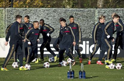 Bogdan Krkic, en el centro, en un instante del entrenamiento del Ajax en Ámsterdam.