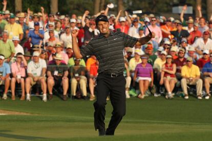 Charl Schwartzel muestra su alegría al proclamarse campeón del Masters.