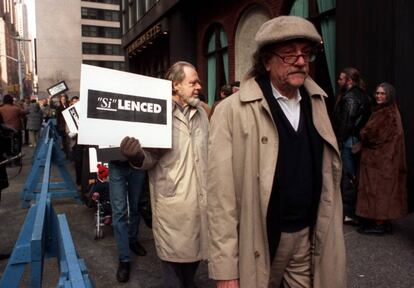 Kurt Vonnegut en el Nueva York de 1990, durante una manifestación en protesta por el cierre de la división de libros Pantheon Books de la editorial Random House.