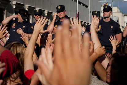 La policía desplegada frente al Congreso observa a los manifestantes del 15M.