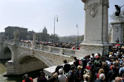 La fila de personas que aguardan la entrada en la Basílica de San Pedro se extiende más de tres kilómetros.