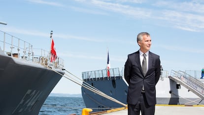 Stoltenberg, a punto
de embarcarse en una fragata donde visita a tropas francesas, turcas y noruegas.