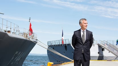 Stoltenberg, a punto 
de embarcarse en una fragata donde visita a tropas francesas, turcas y noruegas. 