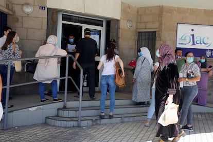 Varias personas esperan su turno para solicitar los documentos con los que pedir el ingreso mínimo vital, en junio en Melilla.
