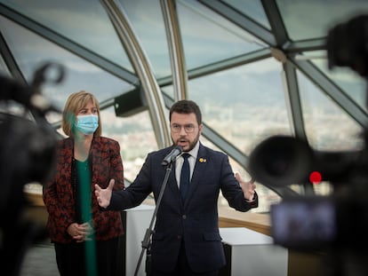 El presidente de la Generalitat de Catalunya, Pere Aragonès, acompañado de la alcaldesa de L’Hospitalet de Llobregat, Núria Marín, en una visita a la Torre Hesperia. David Zorrakino (Europa Press)
12/11/2021