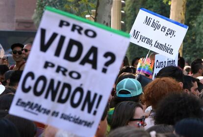 Pancartas con mensaje en la manifestación del Orgullo.