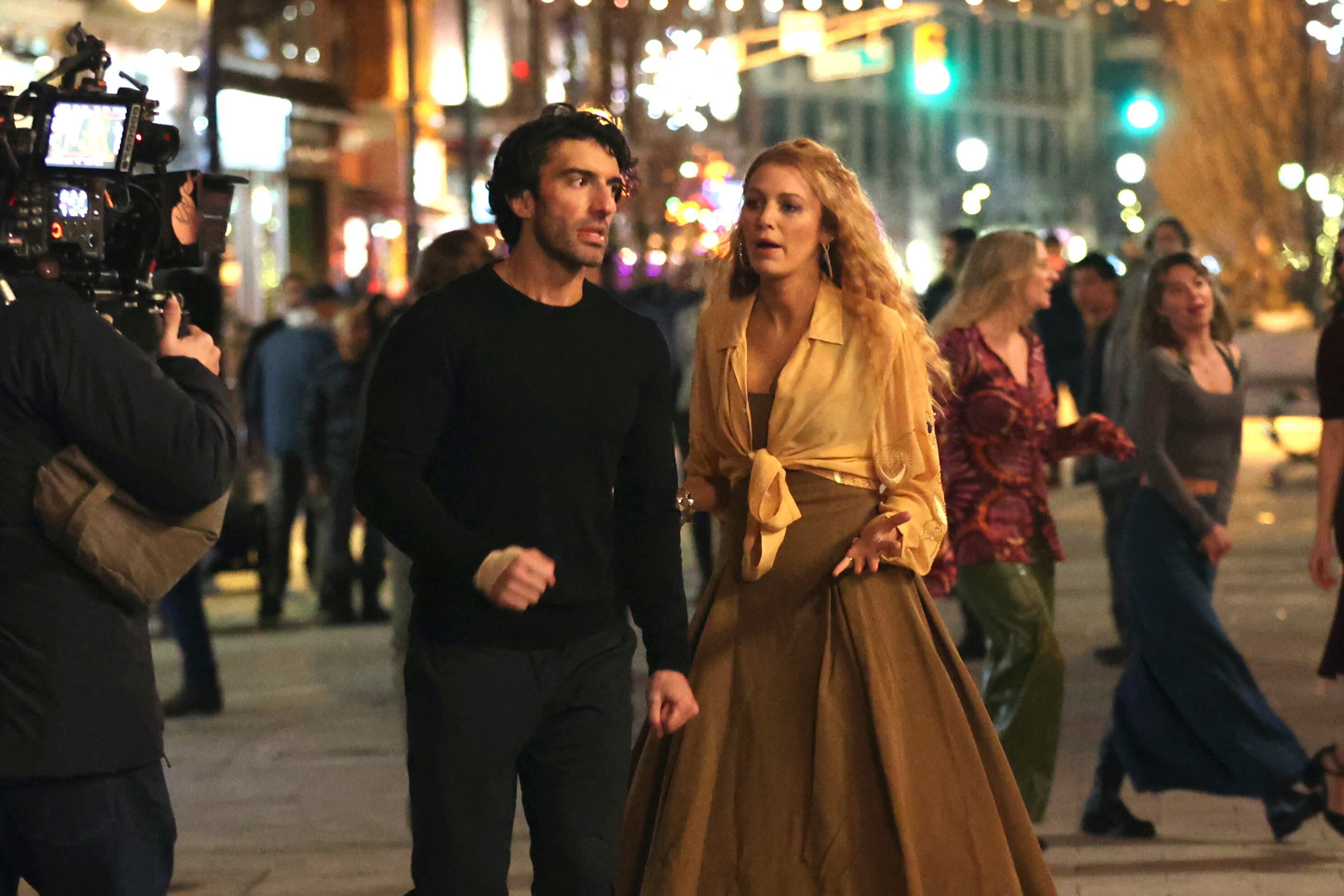 ‘The New York Times’ demanda a Justin Baldoni por 150.000 dólares por daños y gastos 1 Justin Baldoni y Blake Lively, en el set de rodaje de 'Romper el círculo', en enero de 2024 en Jersey City, Nueva Jersey.