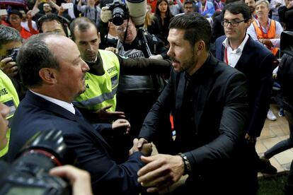 Simeone y benitez se saludan antes del partido