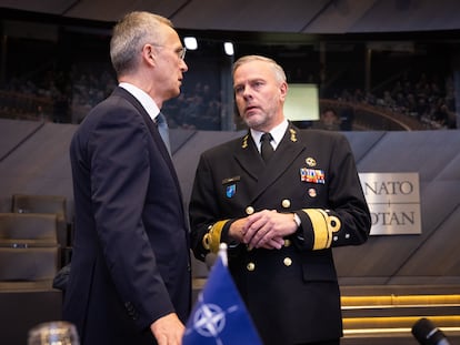 El secretario general de la OTAN, Jens Stoltenberg, con el jefe del comité militar, el almirante Rob Bauer, el pasado 10 de mayo.
