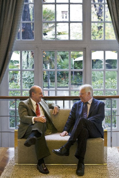 Miquel Roca y Felipe González, en uno de sus encuentros para el libro.