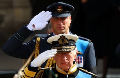 El rey Carlos III y su hijo Guillermo, príncipe de Gales, saludaban al paso del féretro de Isabel II. 