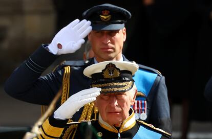 El rey Carlos III y su hijo Guillermo, príncipe de Gales, saludaban al paso del féretro de Isabel II.