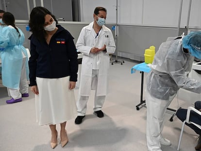 Madrid premier Isabel Díaz Ayuso (l) attending the vaccination campaign at Zendal hospital.