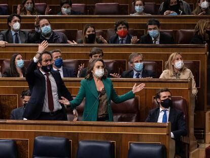 Teodoro García Egea y Cuca Gamarra protestan a Batet por la aprobación de la reforma laboral, el 3 de febrero en el Congreso. En la tercera fila, tras Egea, el diputado Casero sentado.