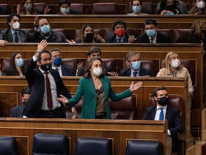 Teodoro García Egea y Cuca Gamarra protestan a Batet por la aprobación de la reforma laboral, el 3 de febrero en el Congreso. En la tercera fila, tras Egea, el diputado Casero sentado.