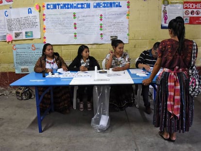 Colegio electoral en Santa Cruz Chinautla, Guatemala.