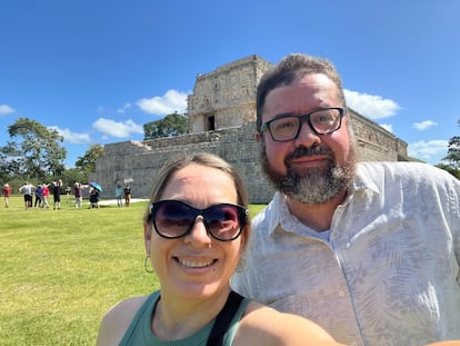 Iván Anzaldua, bisnieto del exiliado asturiano, y su esposa Karina Campos. / I. A.