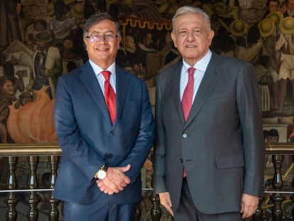 Andrés Manuel López Obrador recibe a Gustavo Petro en el Palacio Nacional en la Ciudad de México en 2022.