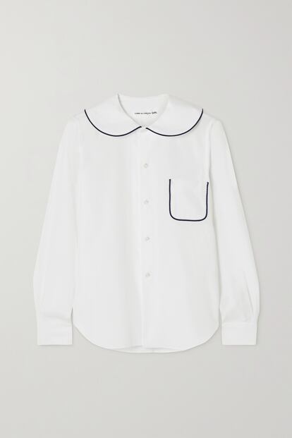 Esta camisa de Comme des Garçons Girls, con cuello bebé y ribete de contraste se inspira en el uniforme escolar tradicional de los colegios japoneses. 378,12€