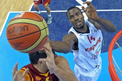 Ibaka se anticipa a Samardziski en el rebote.