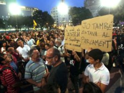 Un millar de indignados han protestado en la plaza Cataluña en rechazo a las detenciones de varios de los 22 presuntos implicados en los actos de acoso a diputados del Parlament de Cataluña.