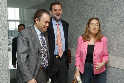 Mariano Rajoy, flanqueado por la diputada Ana Pastor y Xosé Crespo, alcalde de Lalín, ayer en Santiago.