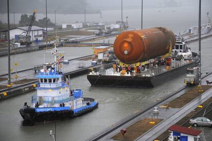 Un tanque externo de combustible de la NASA, pasando por el Canal de Panamá.