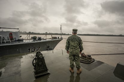 El vicealmirante Javier Alfonso Jaimes mira hacia el otro lado de la frontera en Puerto Leguízamo, Putumayo (Colombia), el 7 de febrero de 2025.